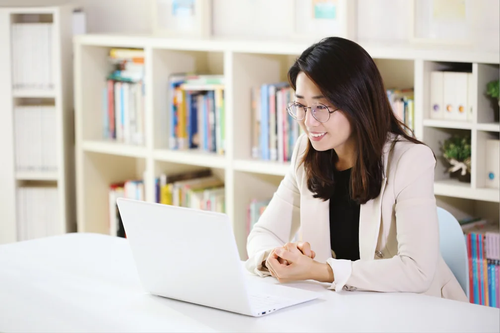 노트북 앞에서 자료를 살펴보는 모습