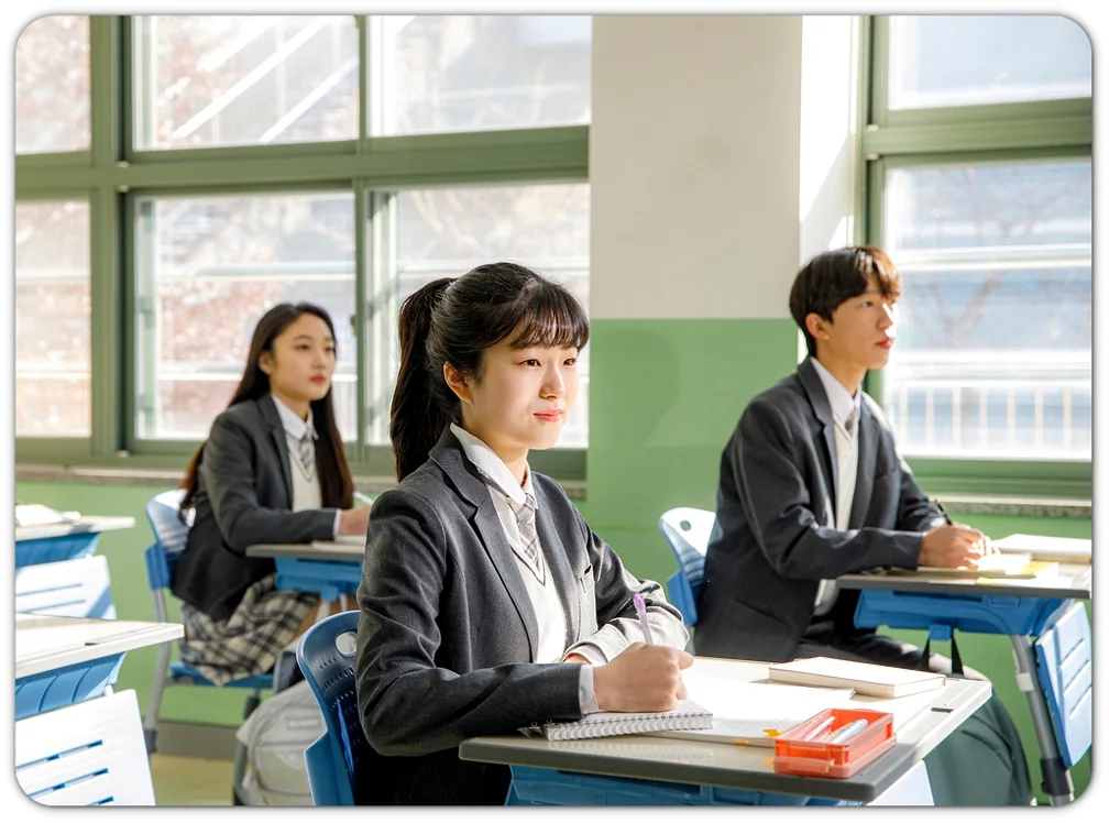 교실에서 교재를 보는 학생들