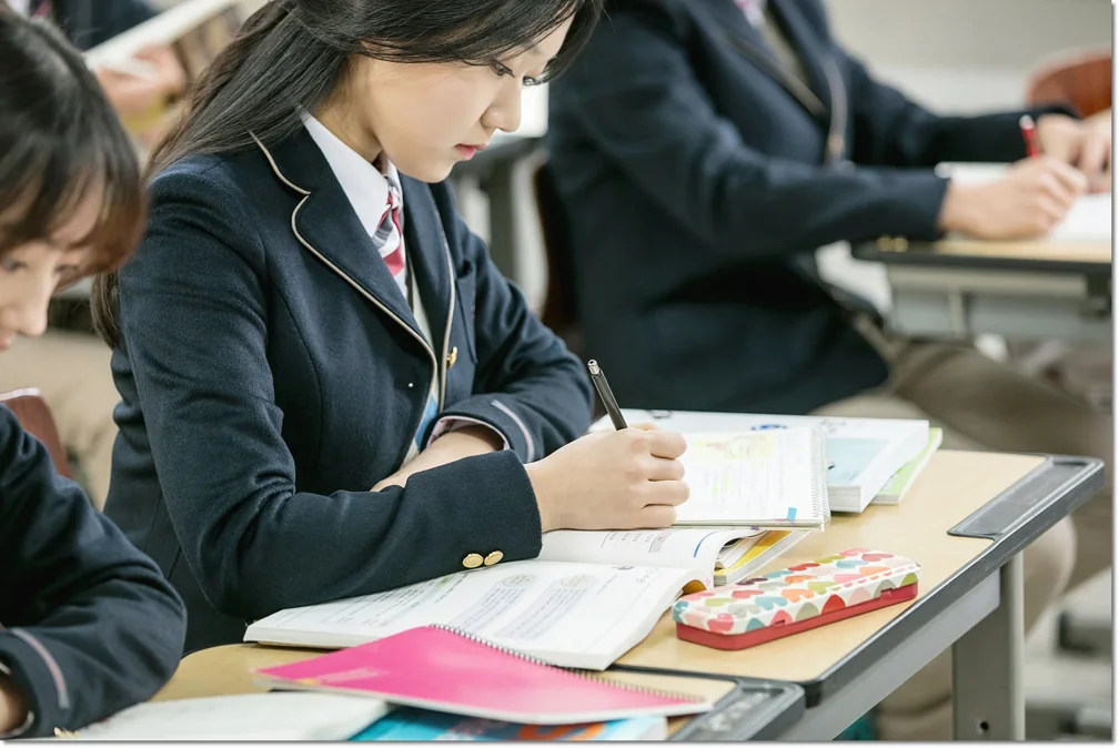 교재에 필기하는 학생