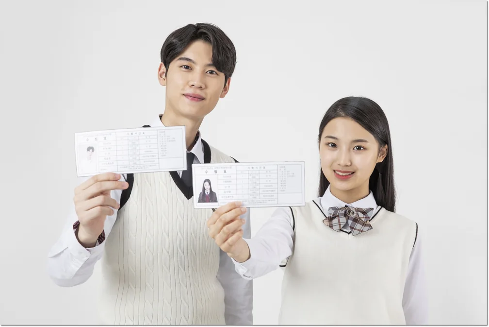 책상 앞에서 자료를 든 학생들