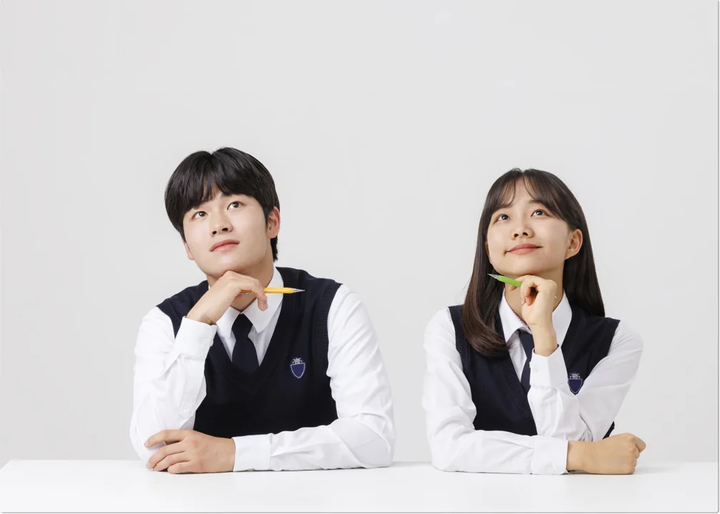 책상 앞에서 생각하는 두 학생