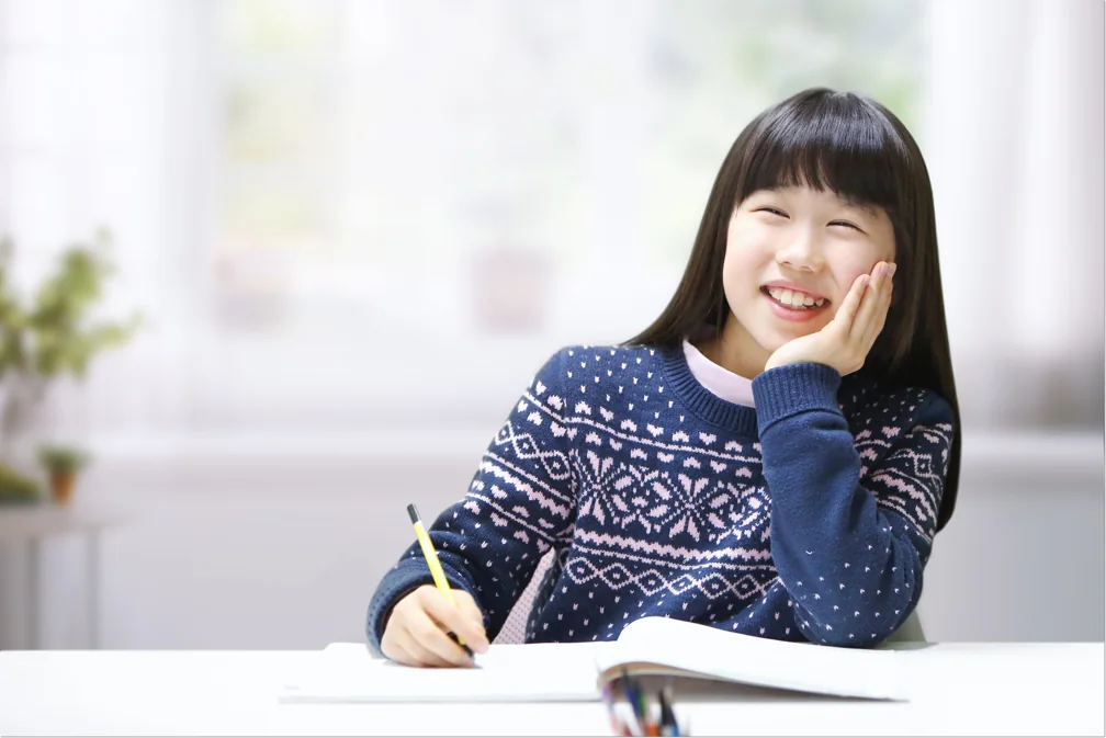 공책 앞에서 생각하는 모습