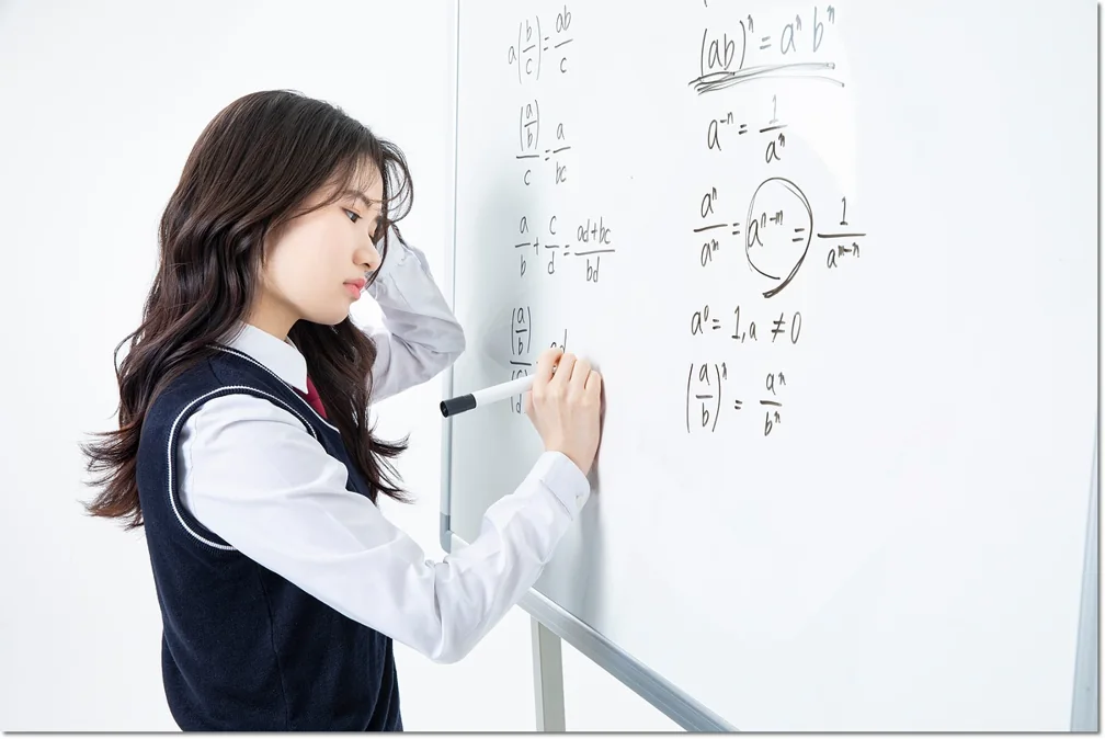화이트보드에 식을 적는 학생