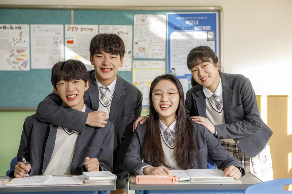 교실에 함께 있는 학생들