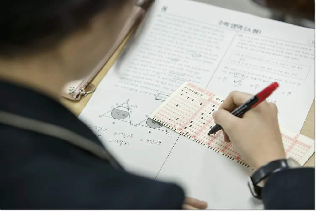 교재에 표시하며 읽는 모습