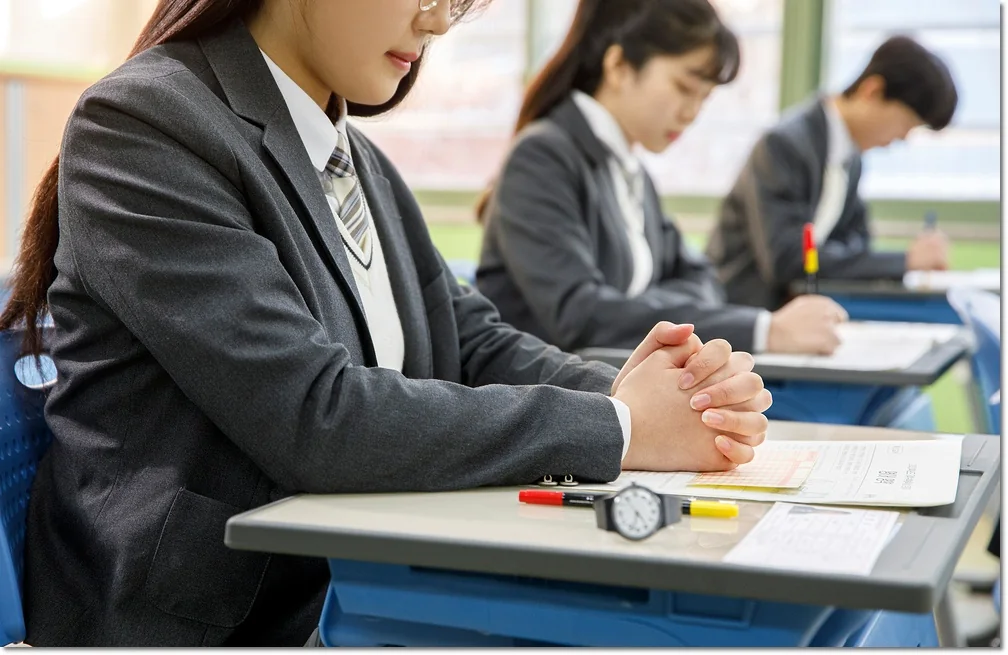 교실에서 생각하는 학생