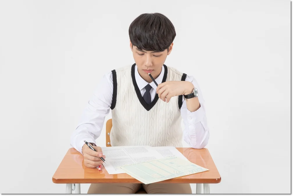 시계를 확인하는 학생
