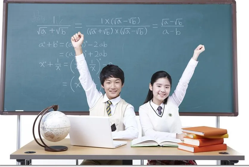 칠판 앞에서 손을 든 학생들