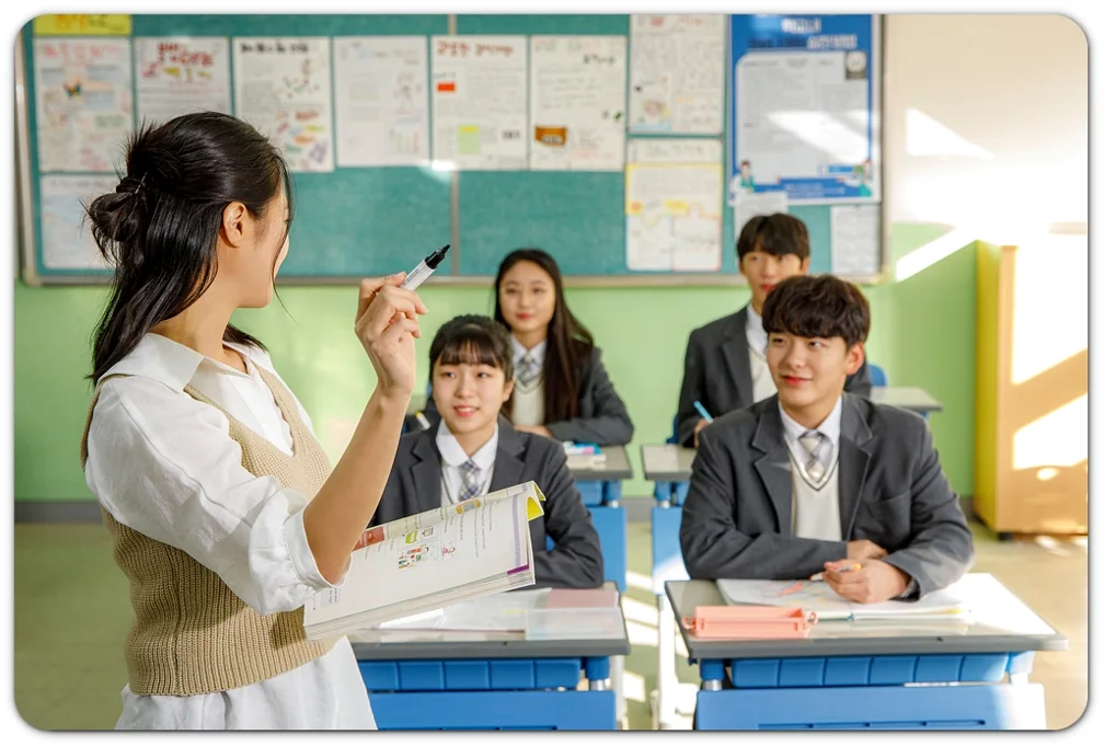 칠판 앞 수업에 참여하는 학생들