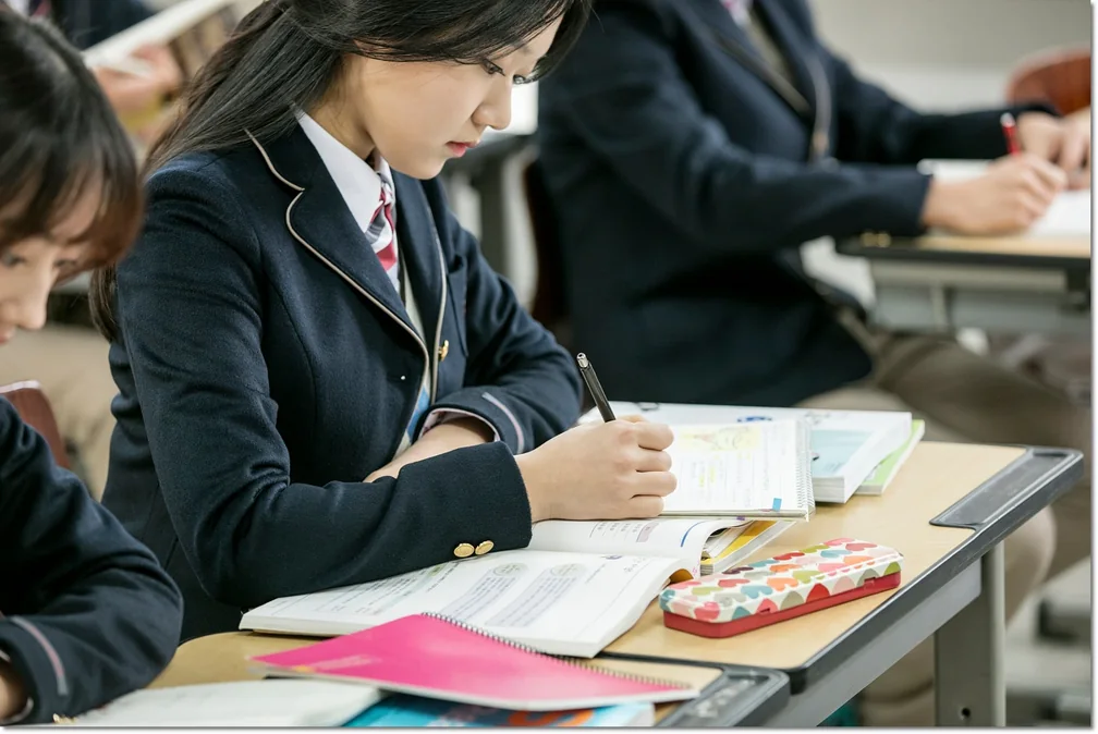 교재에 필기하는 학생