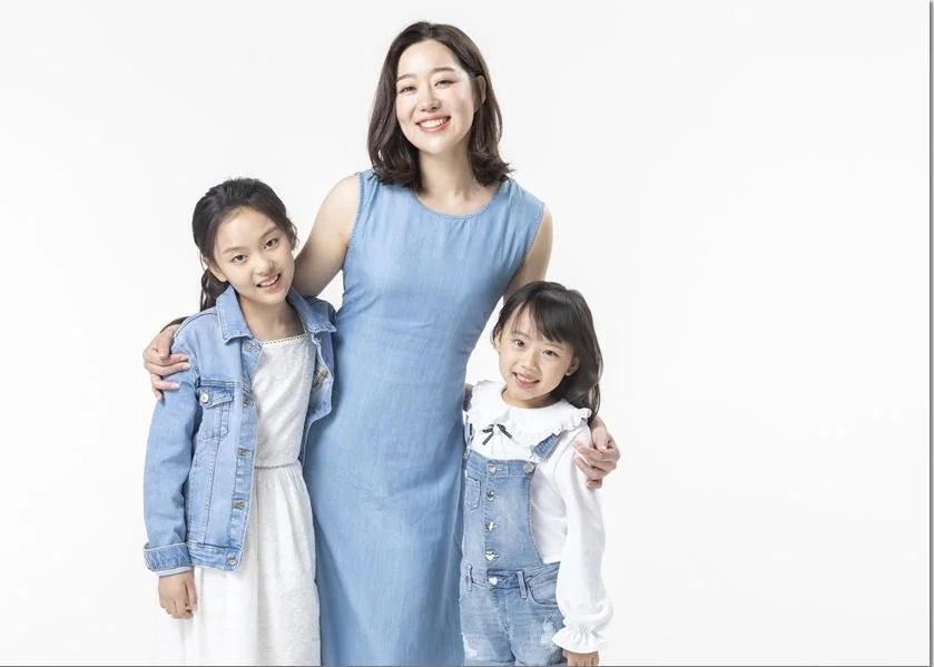 함께 서 있는 가족