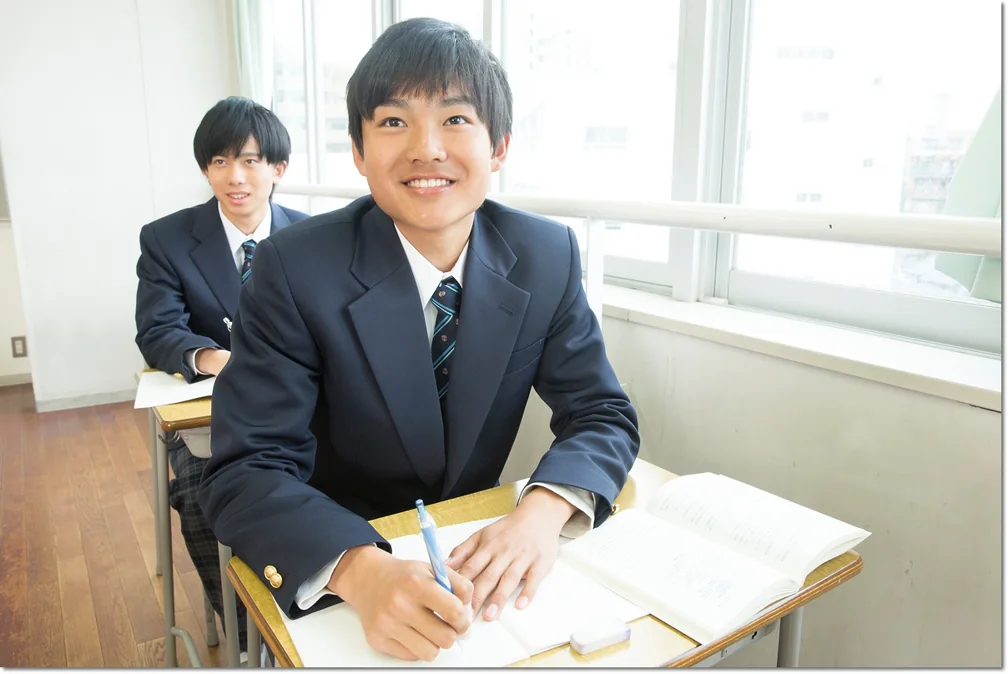 교실에서 필기하는 학생