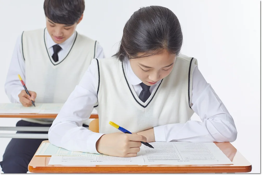 각자의 책상에서 문제를 푸는 학생들