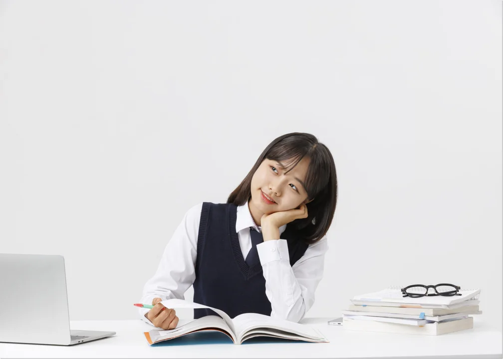 펼친 책 앞에서 생각하는 학생