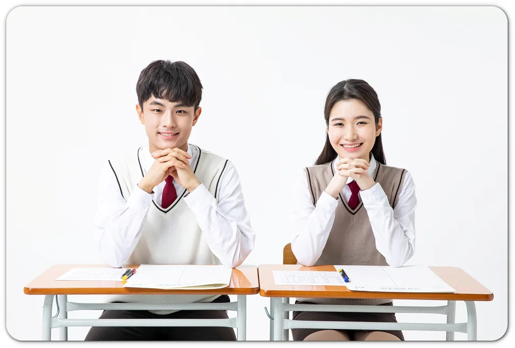 각자의 책상에 책을 펼친 두 학생