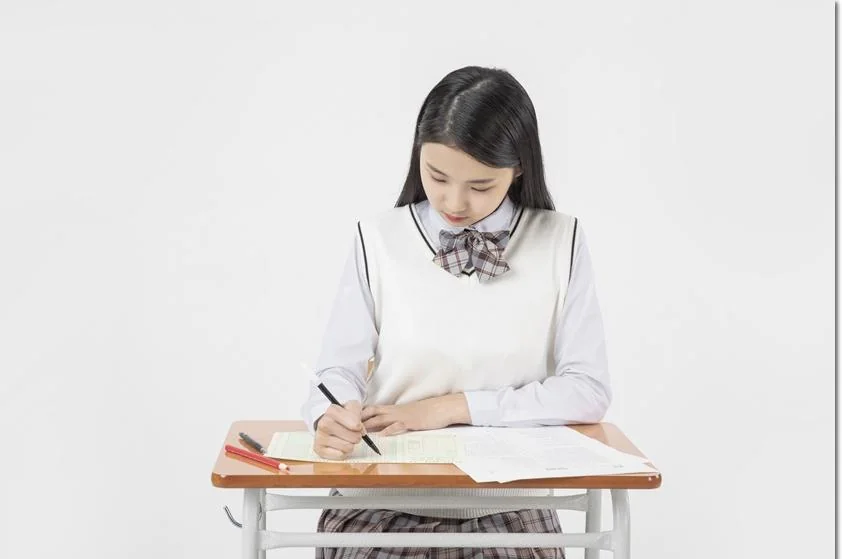 교재를 펼쳐 놓고 문제를 푸는 학생