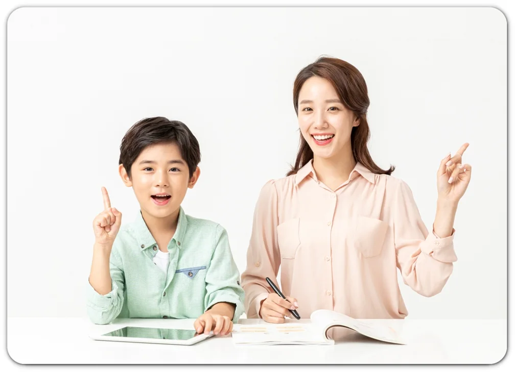 책상에 함께 앉아 있는 어른과 아이