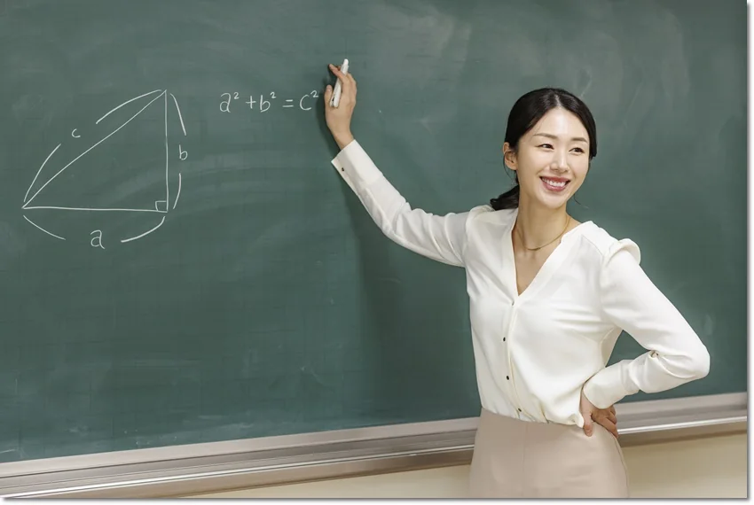 칠판의 도형과 수식을 가리키는 교사