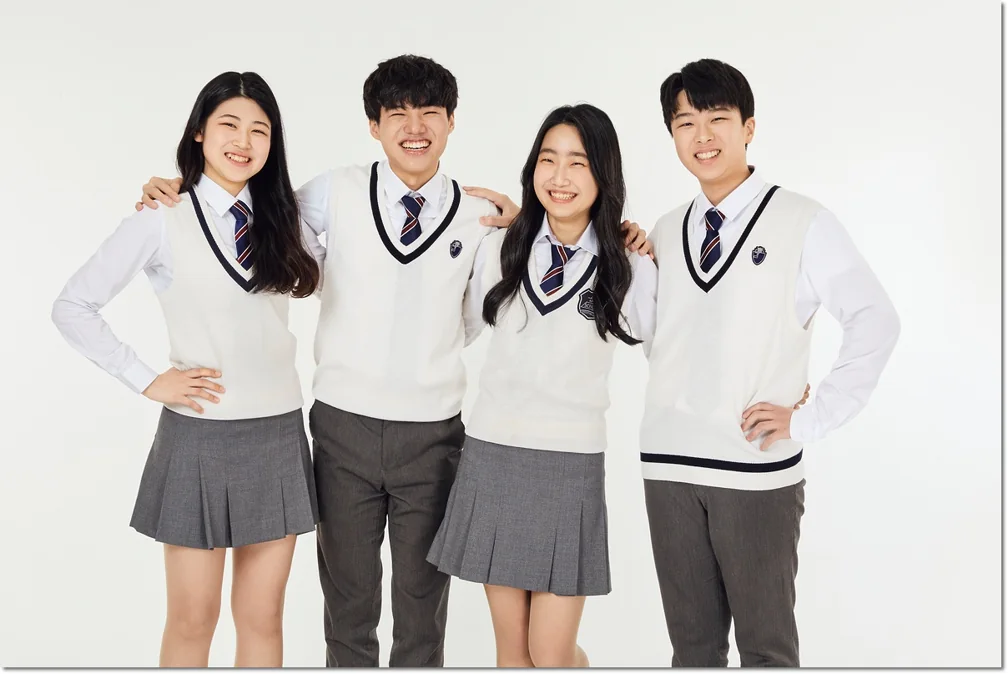 교복을 입고 나란히 서 있는 학생들