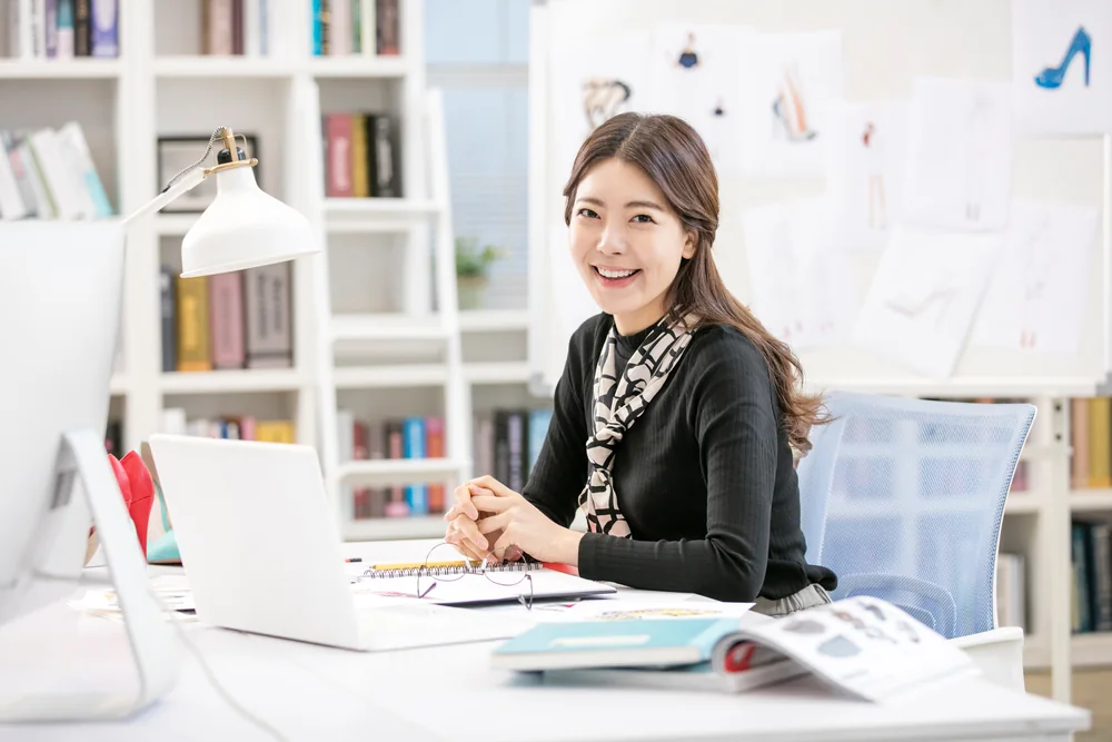 노트북과 학습 자료 앞에 앉은 어른