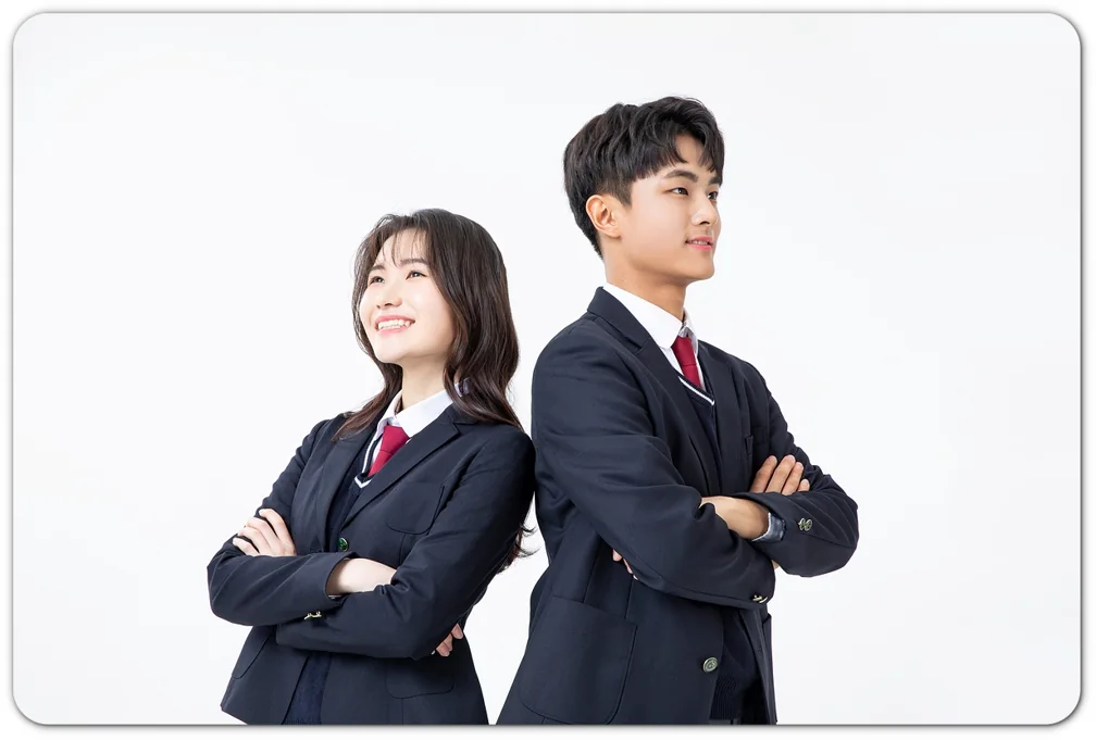 교복을 입고 함께 서 있는 두 학생