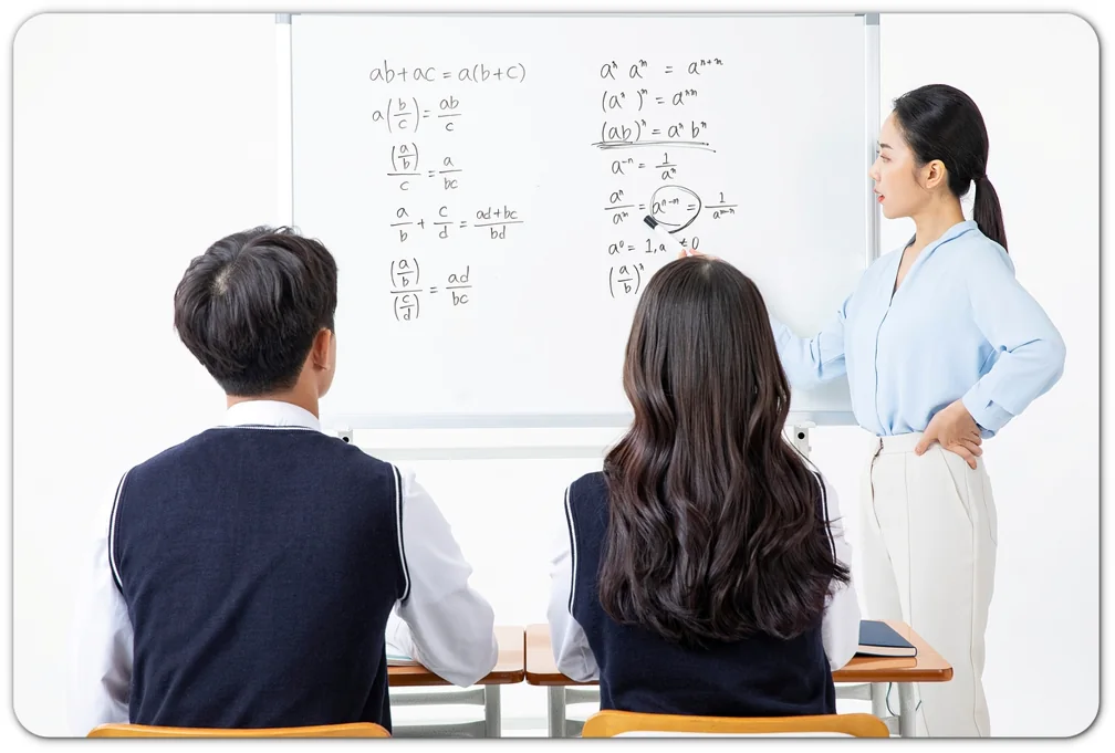 칠판의 수식을 설명하는 교사와 학생들