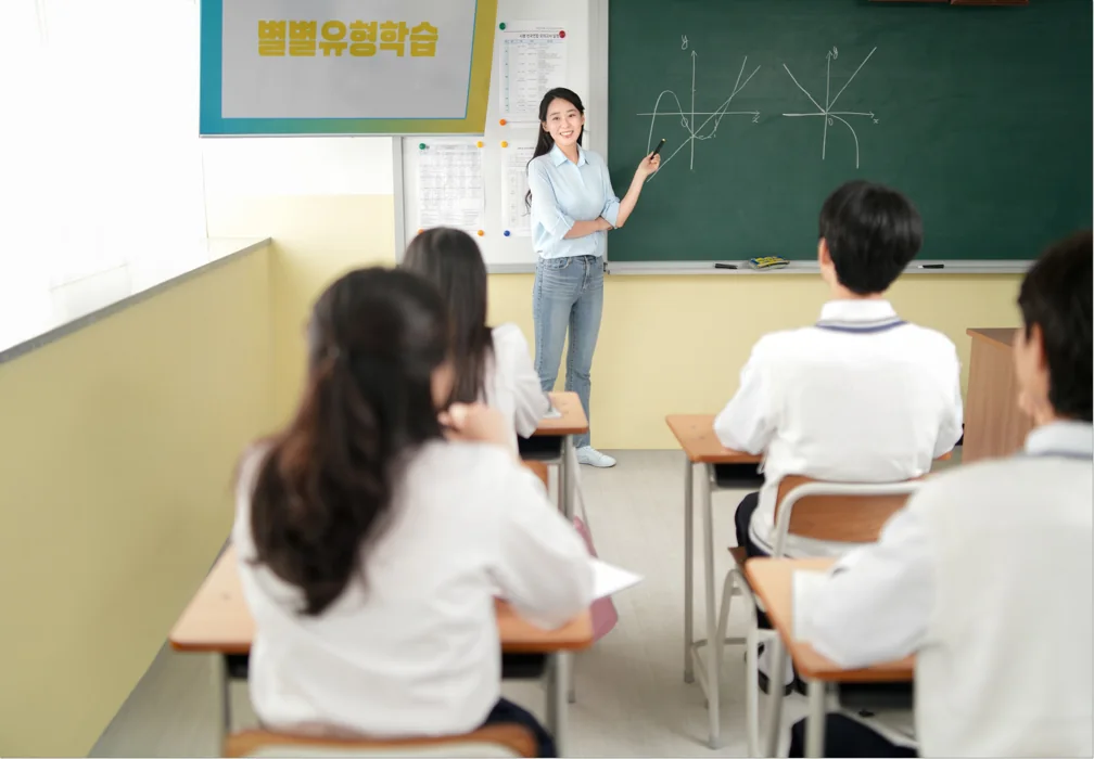 교실 앞에서 설명하는 교사와 학생들