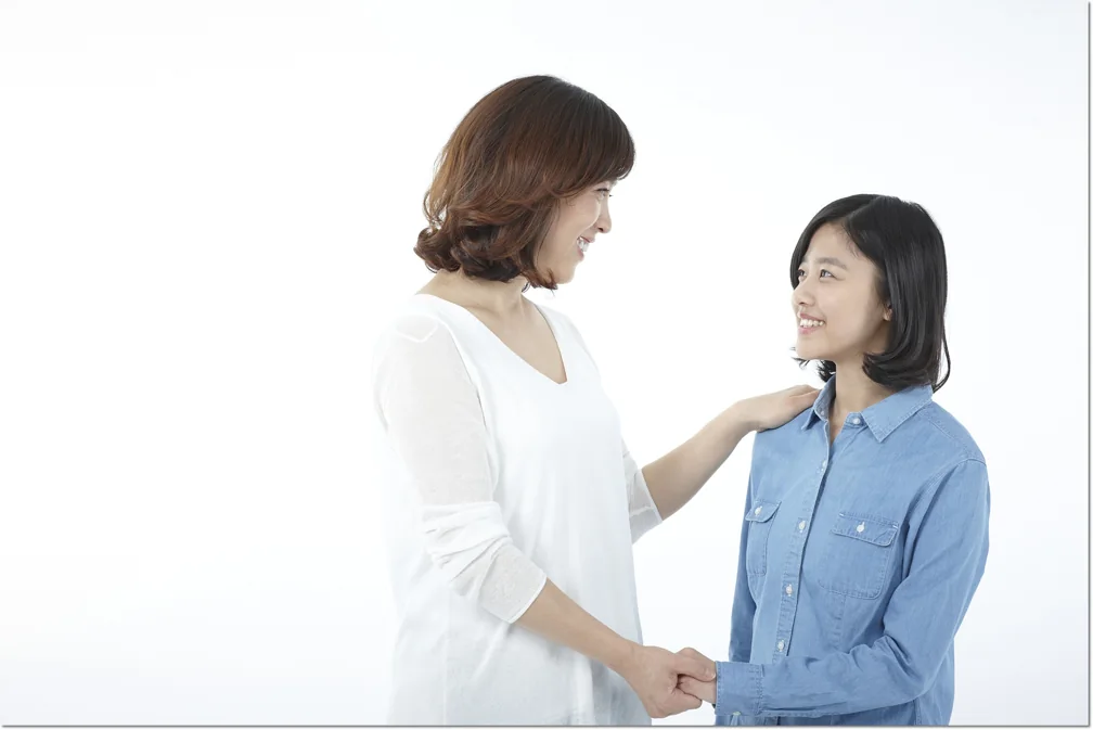 마주 서서 대화하는 어른과 학생