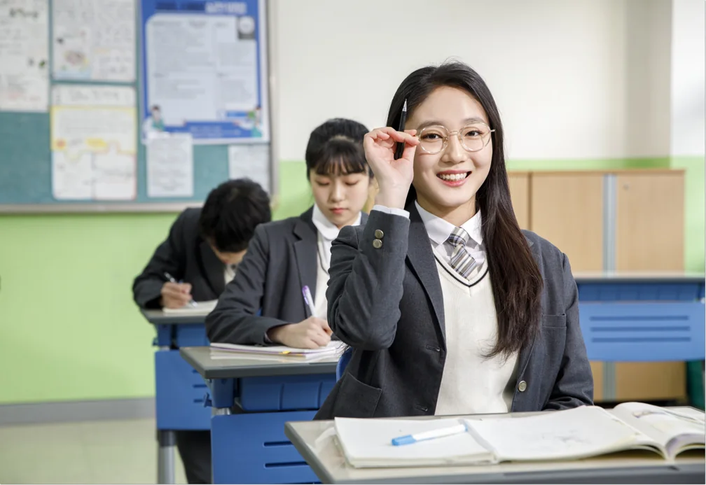 교실에서 책을 펼치고 앉은 학생들